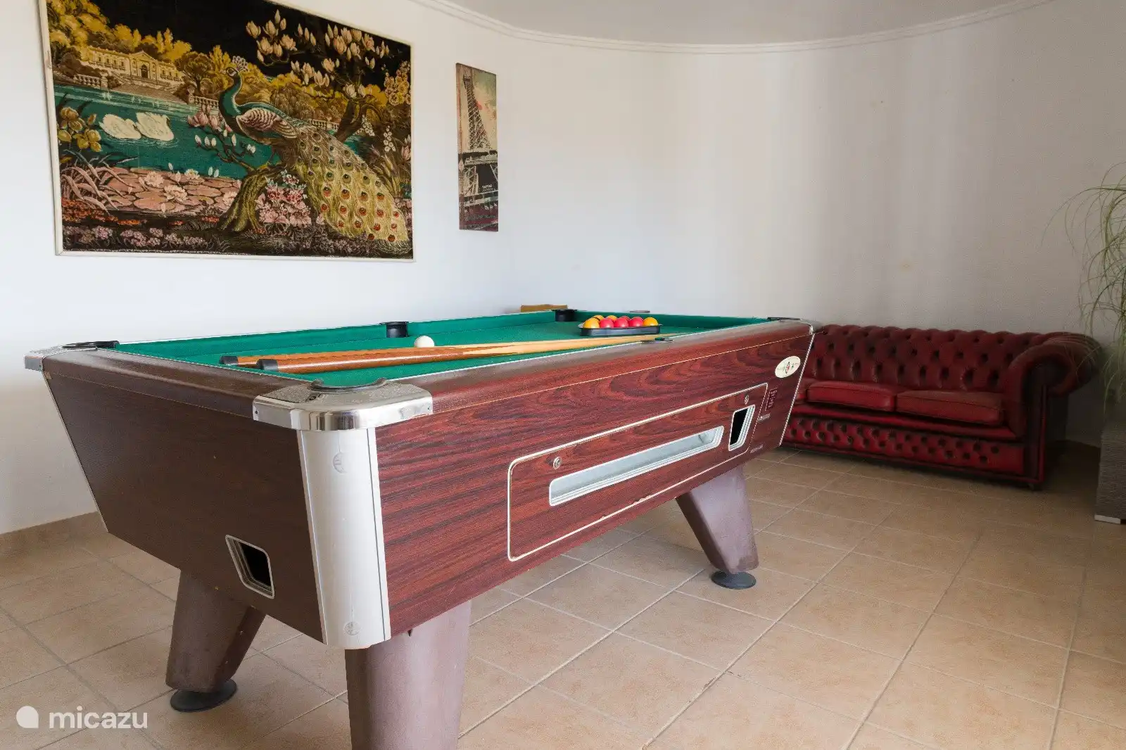 Spielzimmer im Erdgeschoss mit großer Klimaanlage, die das gesamte Erdgeschoss kühlt.