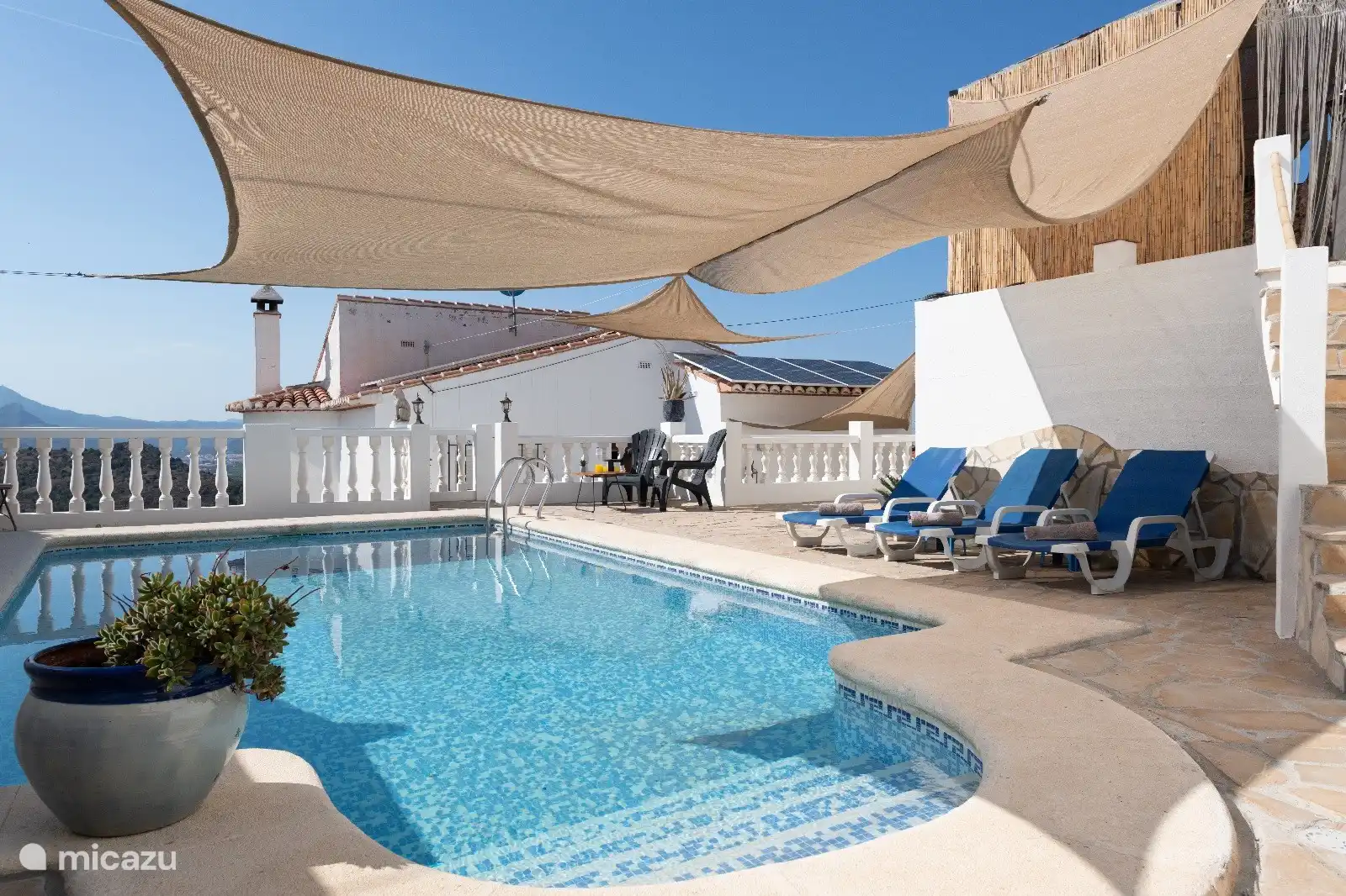 Das Schwimmbad mit Privatsphäre, 6 Sonnenliegen, Liegestühlen und viel Sonne und Schafdepots.