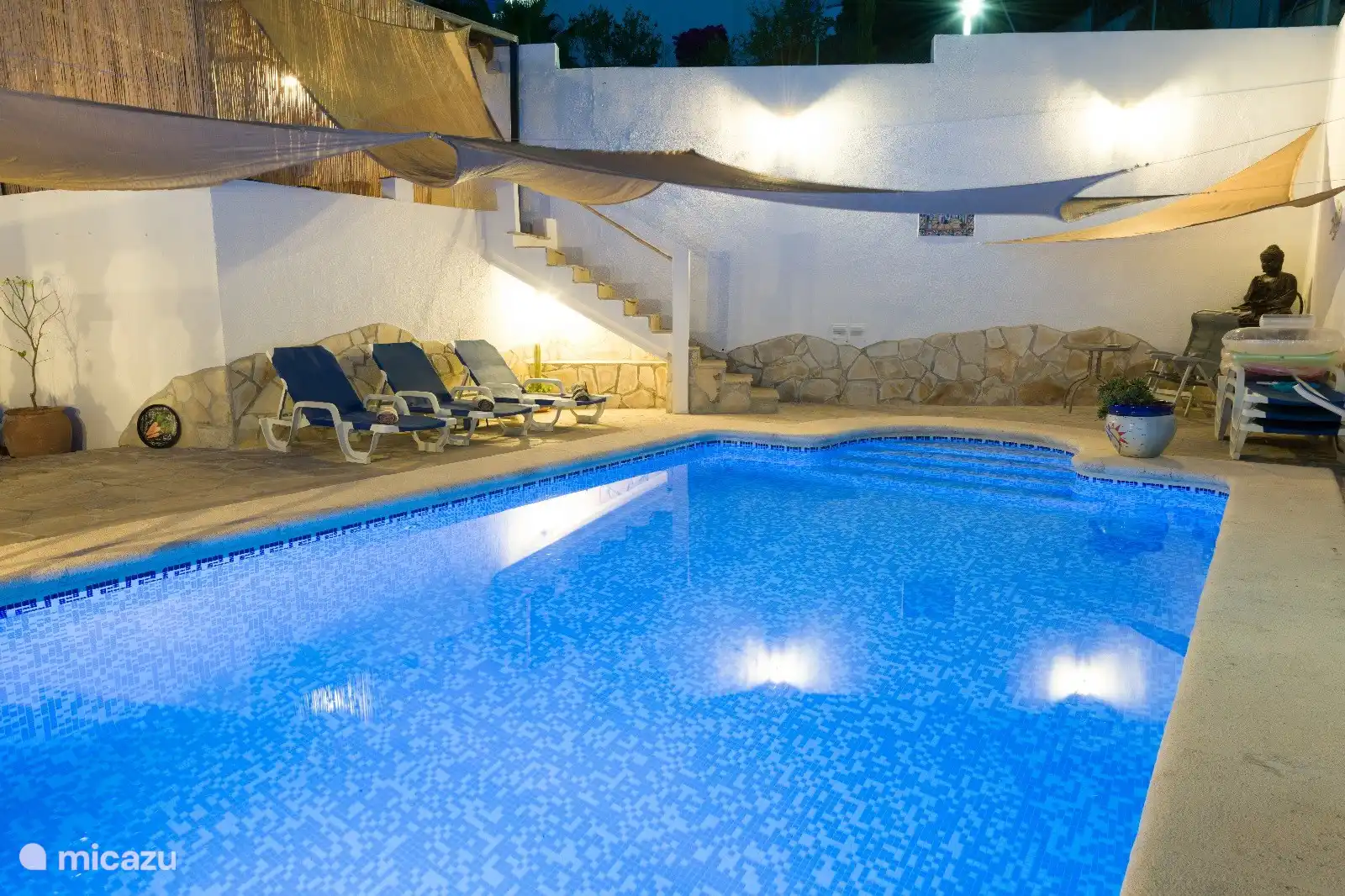 Zugang zum Whirlpool über die Treppe.