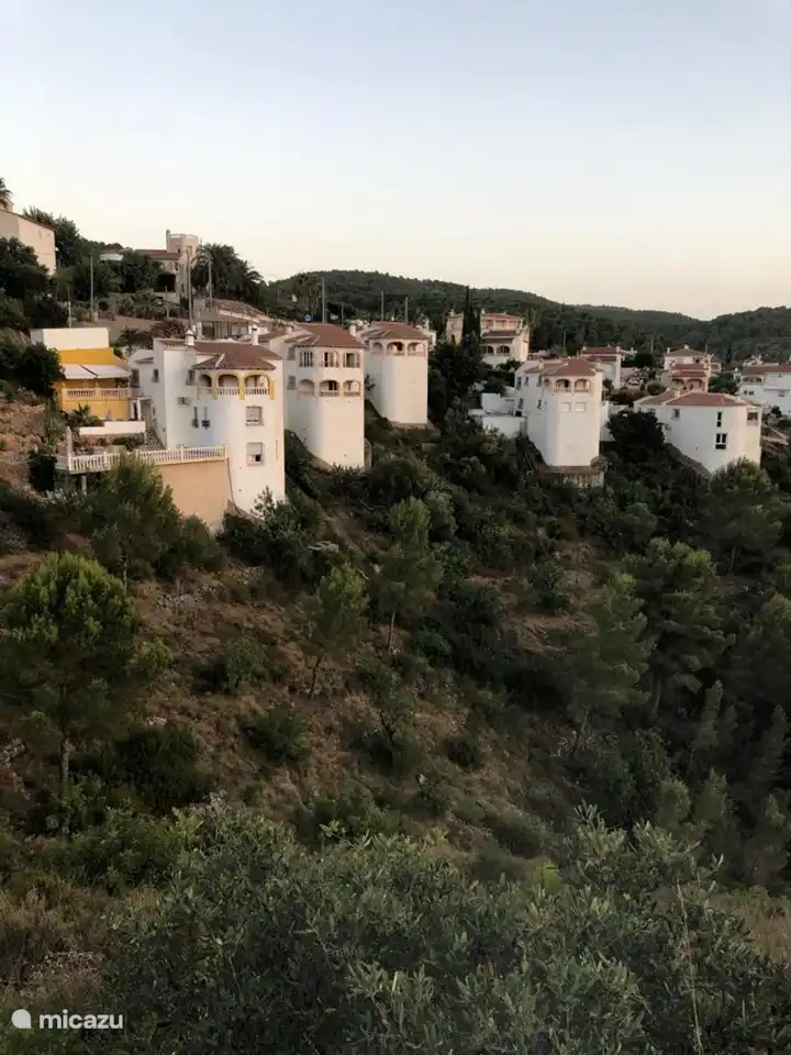Das zweite Haus von links, mit freiem Blick über die Berge, das Meer und die historische Burg.