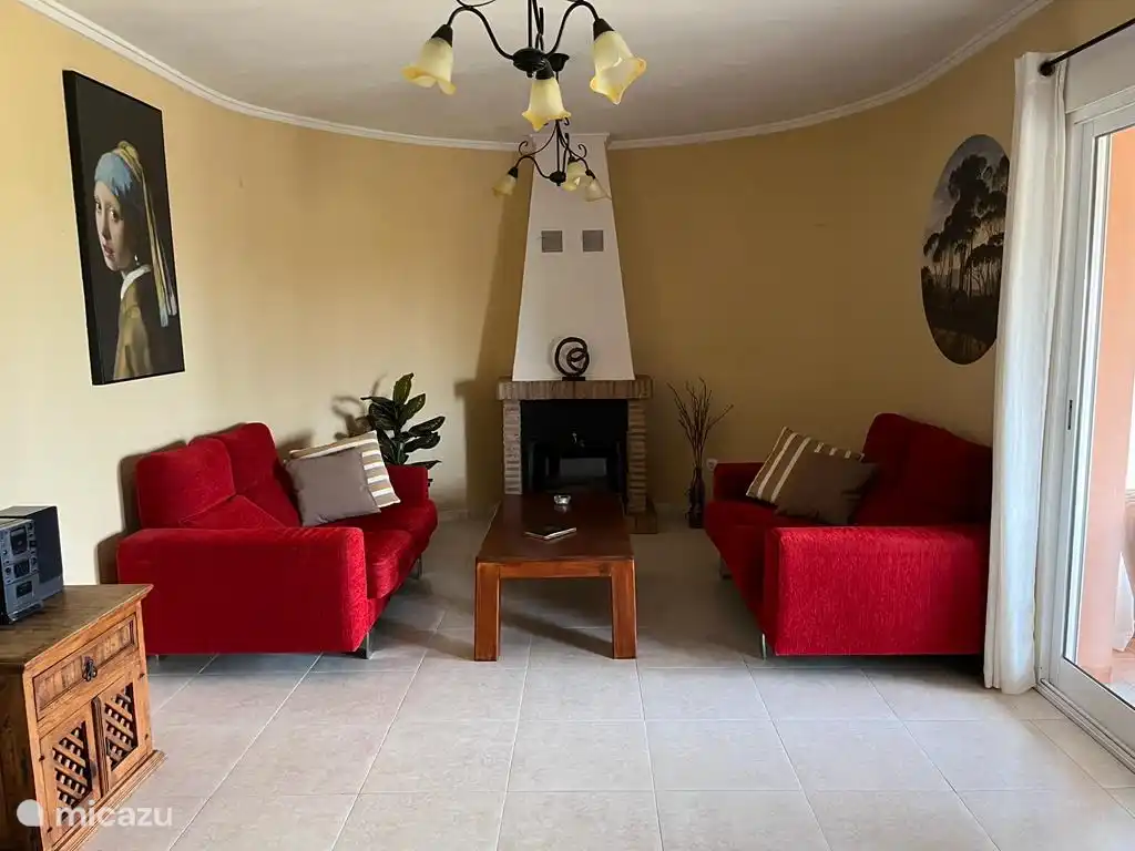 Das Wohnzimmer im obersten Stockwerk mit Sitzecke, Küche und Wintergarten mit atemberaubender Aussicht. Im Wohnzimmer befindet sich eine große Klimaanlage, die das gesamte Obergeschoss auf der richtigen Temperatur hält.