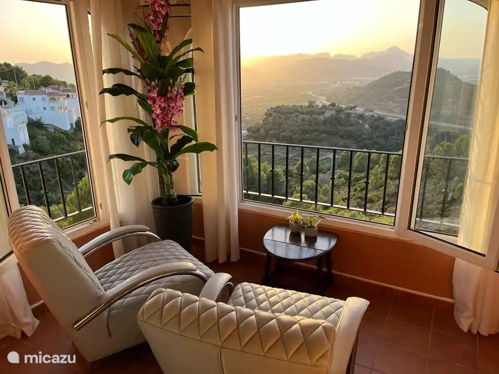 Der Wintergarten im obersten Stockwerk, schöne Aussicht und bei geöffneten Fenstern im Frühling und Herbst ein wunderbarer Ort zum Sonnenbaden.