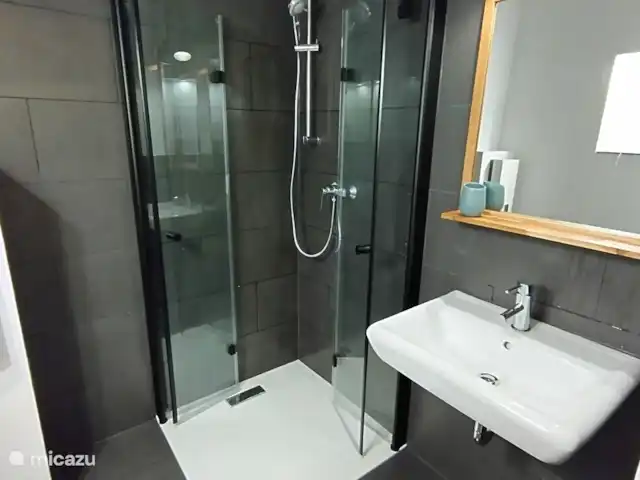 Gran Chalet Monschau en Alemania, Eifel, Monschau - chalet baño con ducha