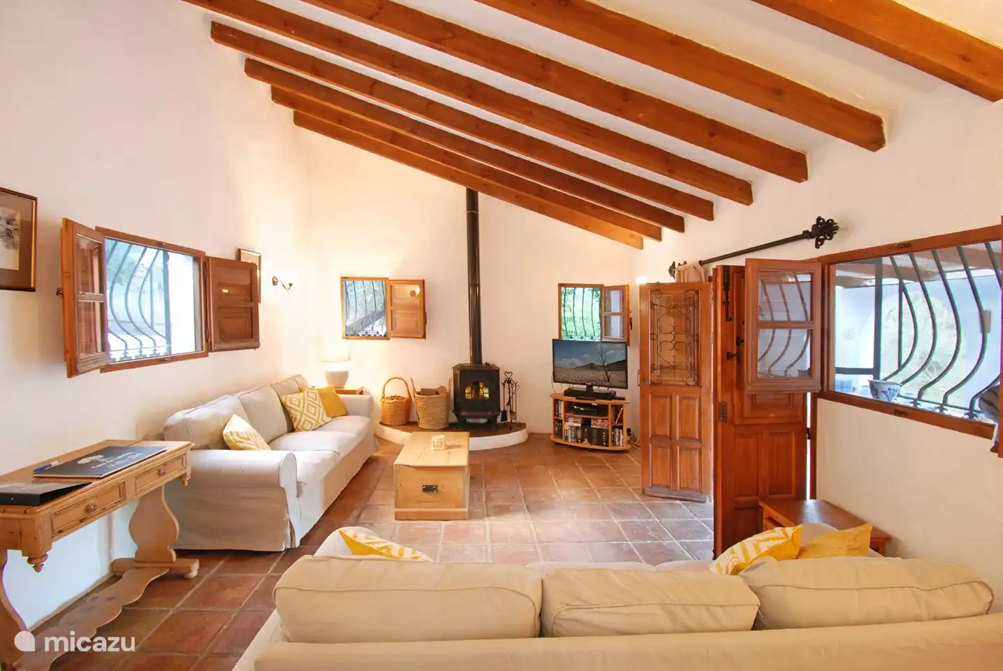 Die Lounge verfügt über einen Holzofen für kühlere Winterabende, Sat-TV, einen DVD-Player und ein Soundsystem.