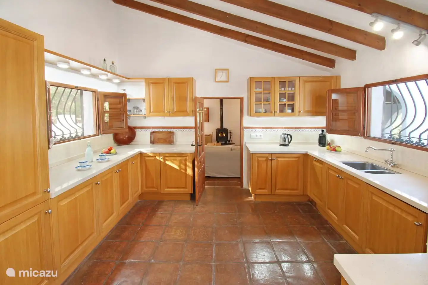 Vom Salon gehen Sie in unsere vollausgebaute Küche. Alle Geräte und Zubehörteile sind vorhanden, um ein gutes Essen zuzubereiten. (Aber vergiss nicht, dass es in Comares einige wunderbare Restaurants gibt... schließlich bist du im Urlaub...)