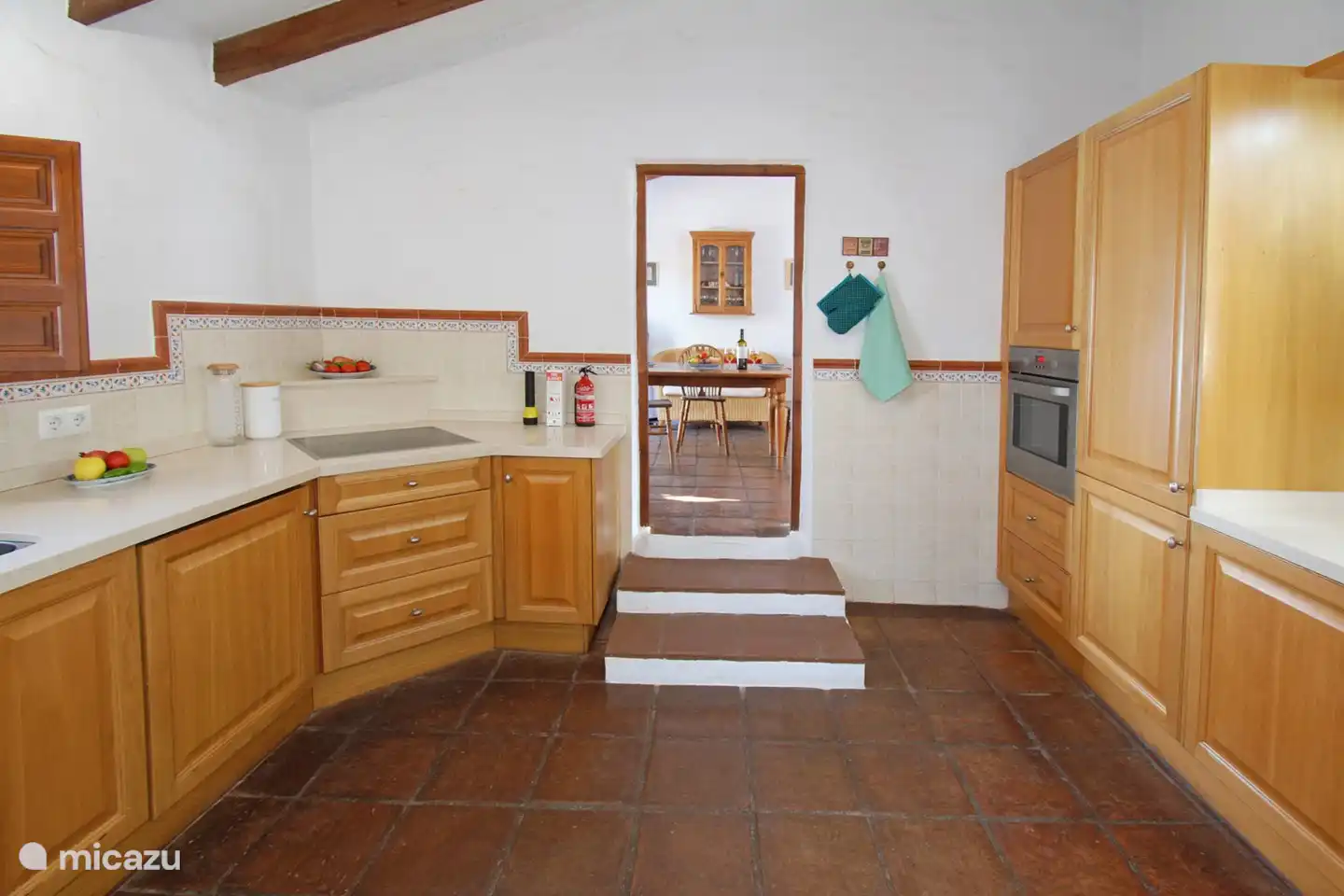 Es gibt auch einen Backofen, eine Mikrowelle, einen Kühl-/Gefrierschrank und eine Waschmaschine. Von der Küche gehen Sie in das Esszimmer. Sehr praktisch.