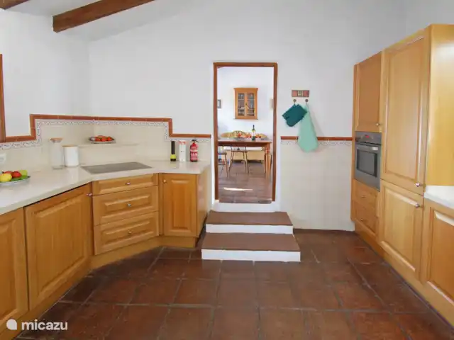 Casa The Lofties huren in Spanje, Costa del Sol, Comares - villa Er is ook een oven, microgolf, koelkast/diepvriezer, en een wasmachine. Van de keuken wandel je in de eetkamer. Erg handig.