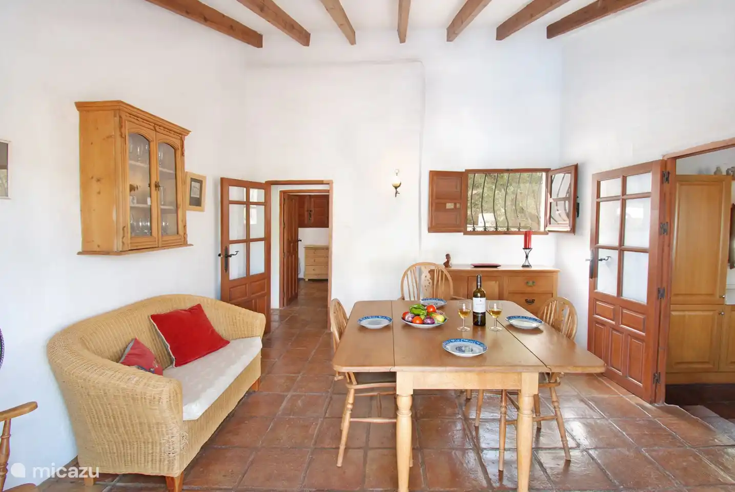 Das Esszimmer mit gemütlicher Sitzecke. Wie Sie sehen, kann drinnen essen auch Spaß machen.