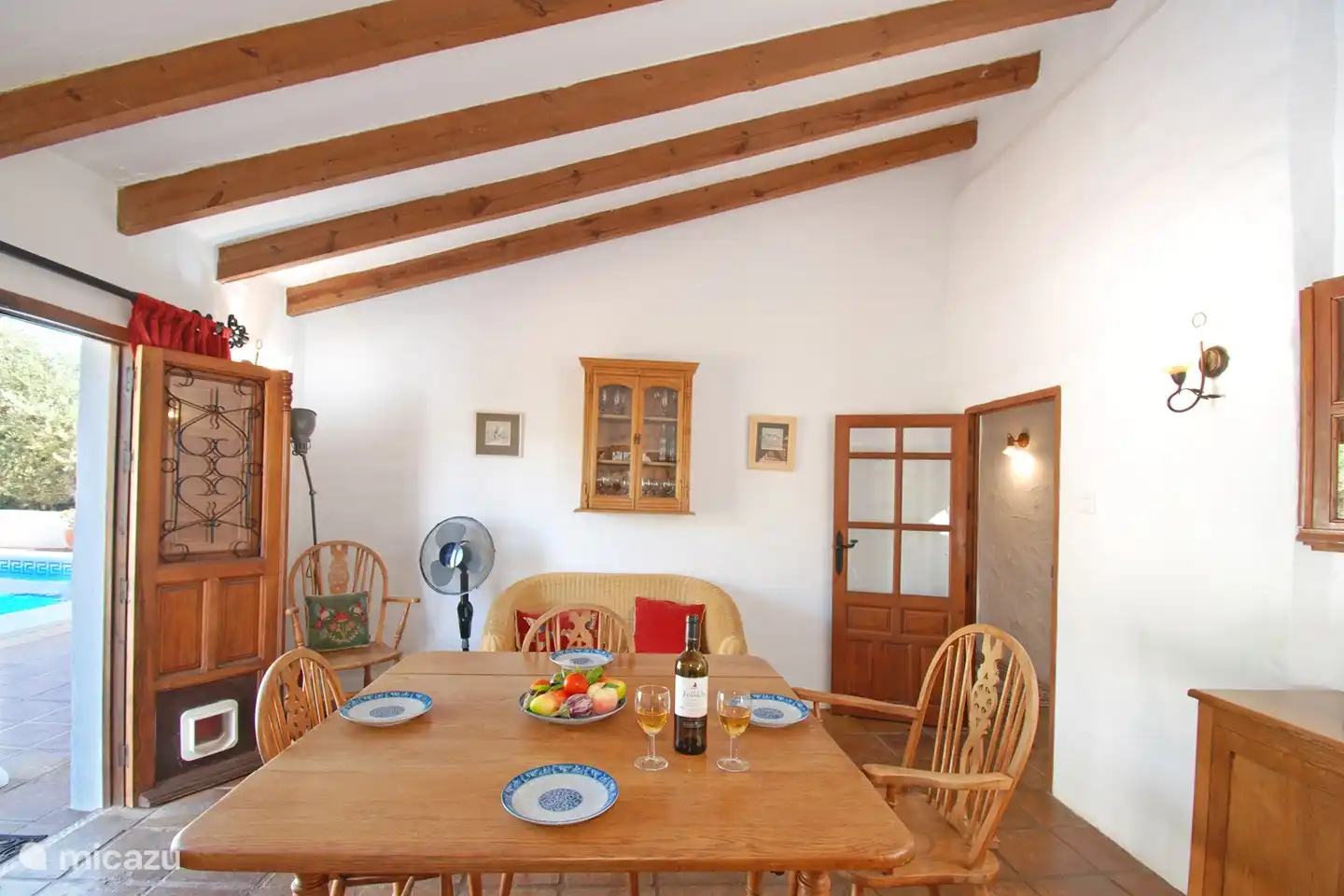 Das Esszimmer hat auch eine Tür, die auf die Terrasse führt. Dadurch ist dieses Zimmer hell und geräumig.