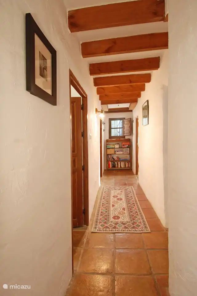 Der Flur führt zu den Schlaf- und Badezimmern und hat eine interessante Ecke mit Büchern, Spielen und sogar Ferngläsern für kleine (und große) Abenteurer.