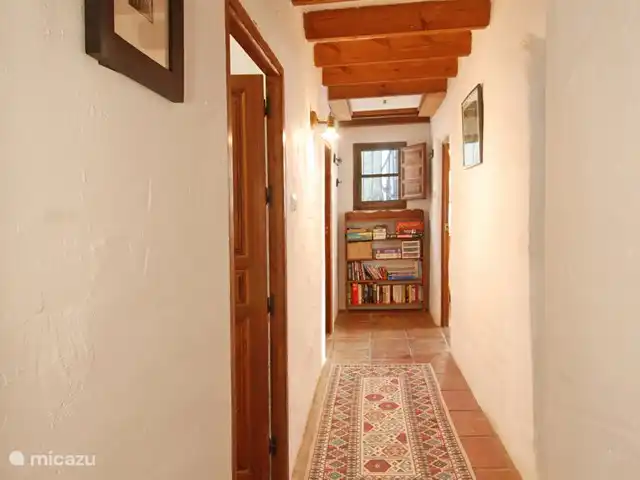 Casa The Lofties huren in Spanje, Costa del Sol, Comares - villa De hal leidt naar de slaap- en badkamers en heeft een interessant hoekje met boeken, spelletjes en zelfs verrekijkers voor kleine (en grote) avonturiers.