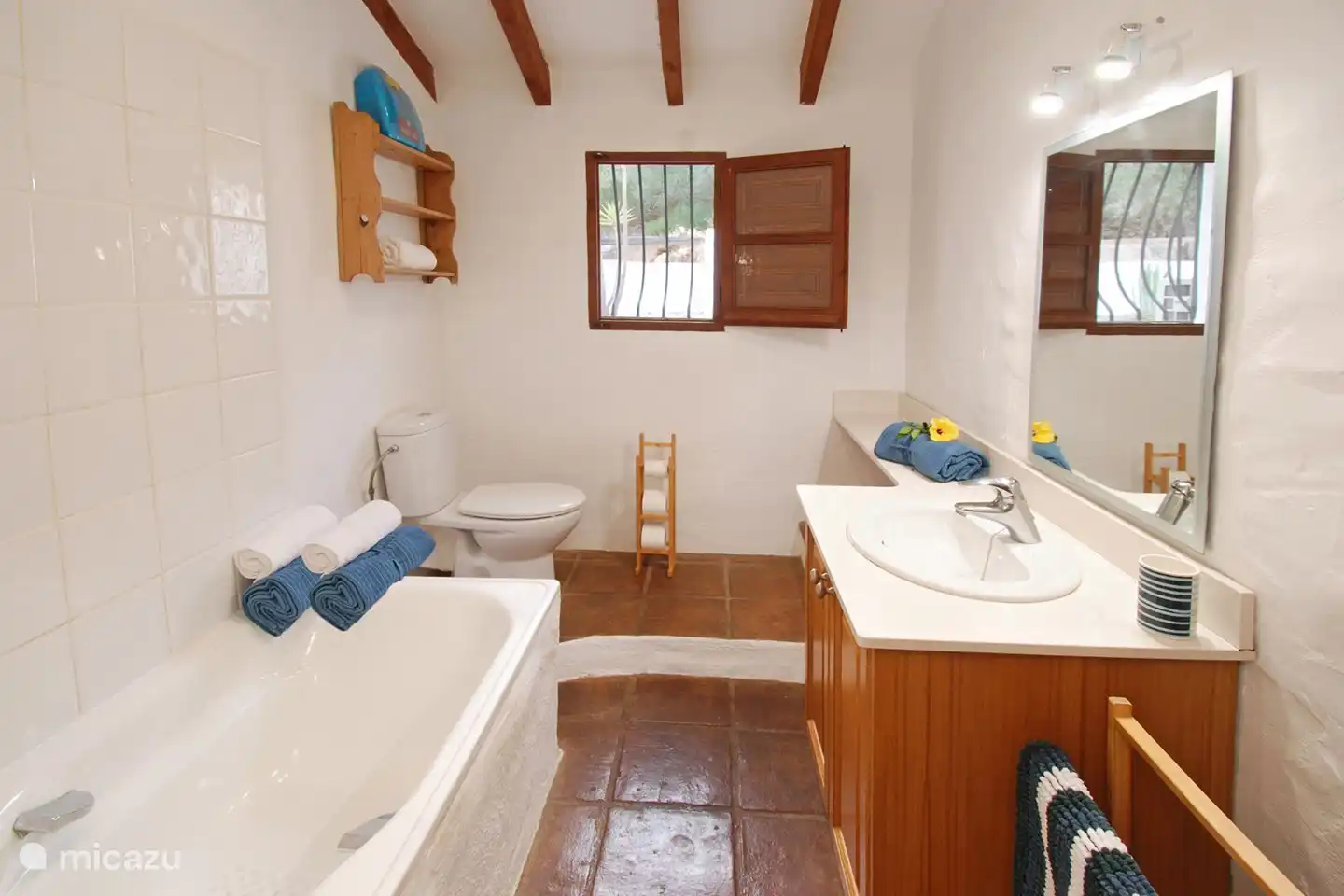 Das separate Badezimmer befindet sich zwischen 2 Schlafzimmern und verfügt über eine Badewanne und ein WC. Alle Räume haben Tageslicht.