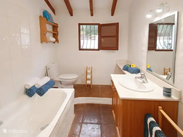 Casa The Lofties huren in Spanje, Costa del Sol, Comares - villa De aparte badkamer ligt tussen 2 slaapkamers en heeft een ligbad en toilet. Alle kamers hebben daglicht.