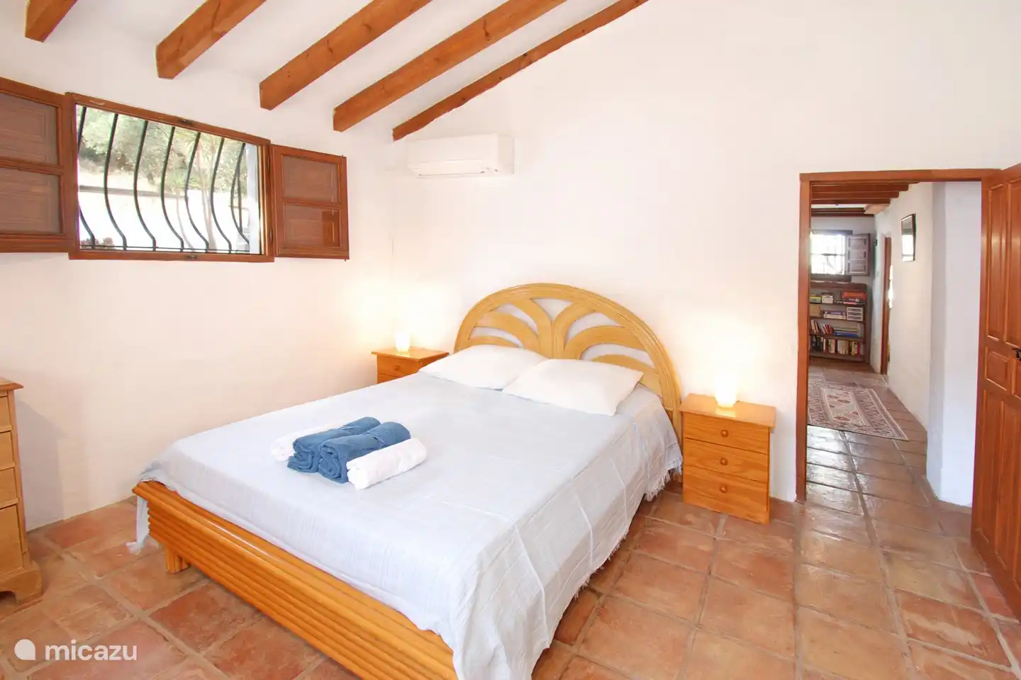 Schlafzimmer 2 mit Doppelbett, Klimaanlage und Kleiderschrank.