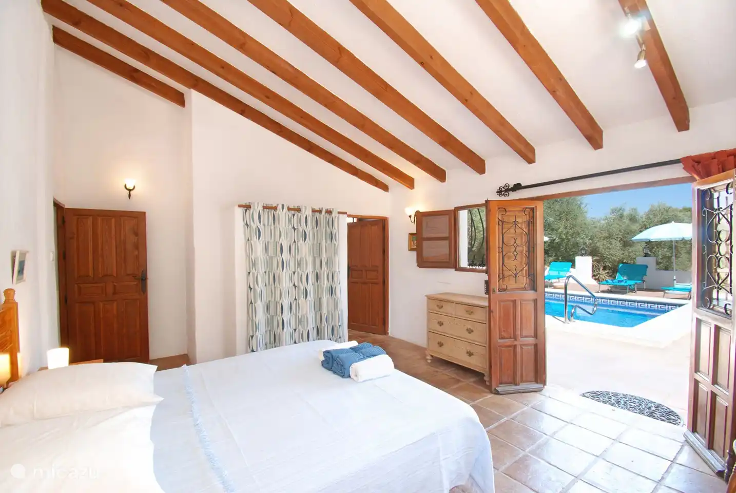 Das Hauptschlafzimmer verfügt über eine Klimaanlage, ein eigenes Bad und eine Tür zur Terrasse und zum Pool. Achtung ... Sie können nicht vom Bett in den Pool springen! (Geben Sie zu, dass Sie kurz darüber nachgedacht haben.)