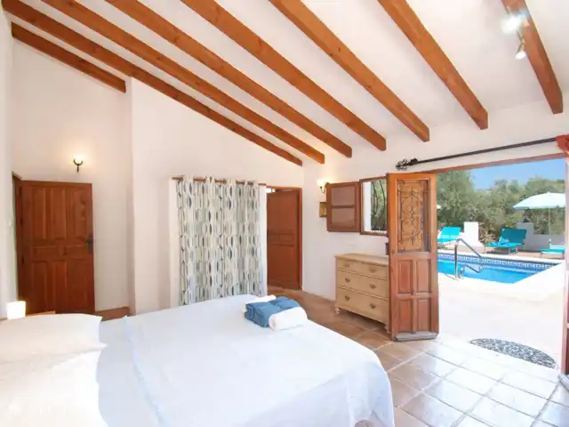 Casa The Lofties huren in Spanje, Costa del Sol, Comares - villa De master bedroom heeft airco, een en-suite badkamer en een deur naar het terras en zwembad. Waarschuwing...je kunt niet van het bed in het zwembad springen! (Geef toe dat u daar even aan dacht.)