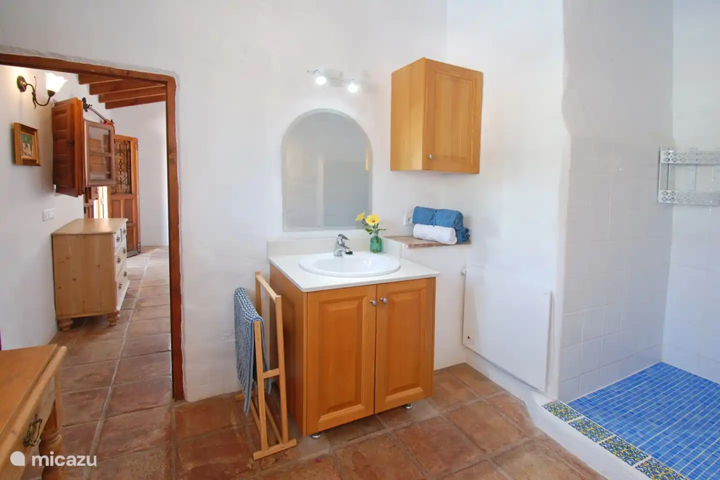 Blick vom en-suite Badezimmer zum Hauptschlafzimmer.