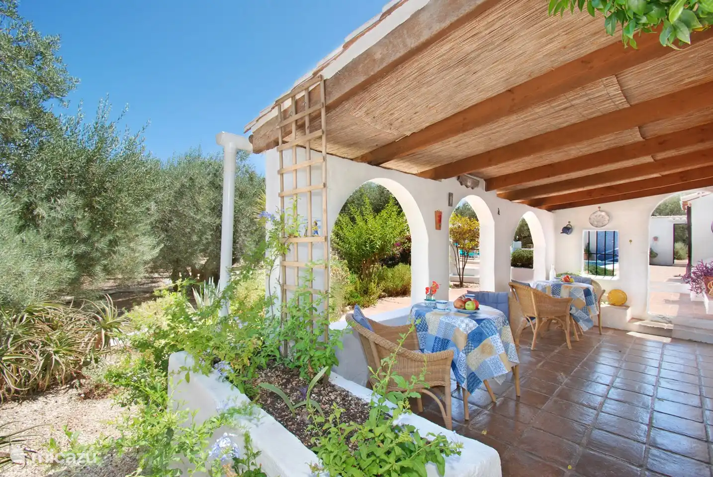 Auch im Sommer ist die Terrasse frisch, ein schöner Ort, um im Freien zu speisen.