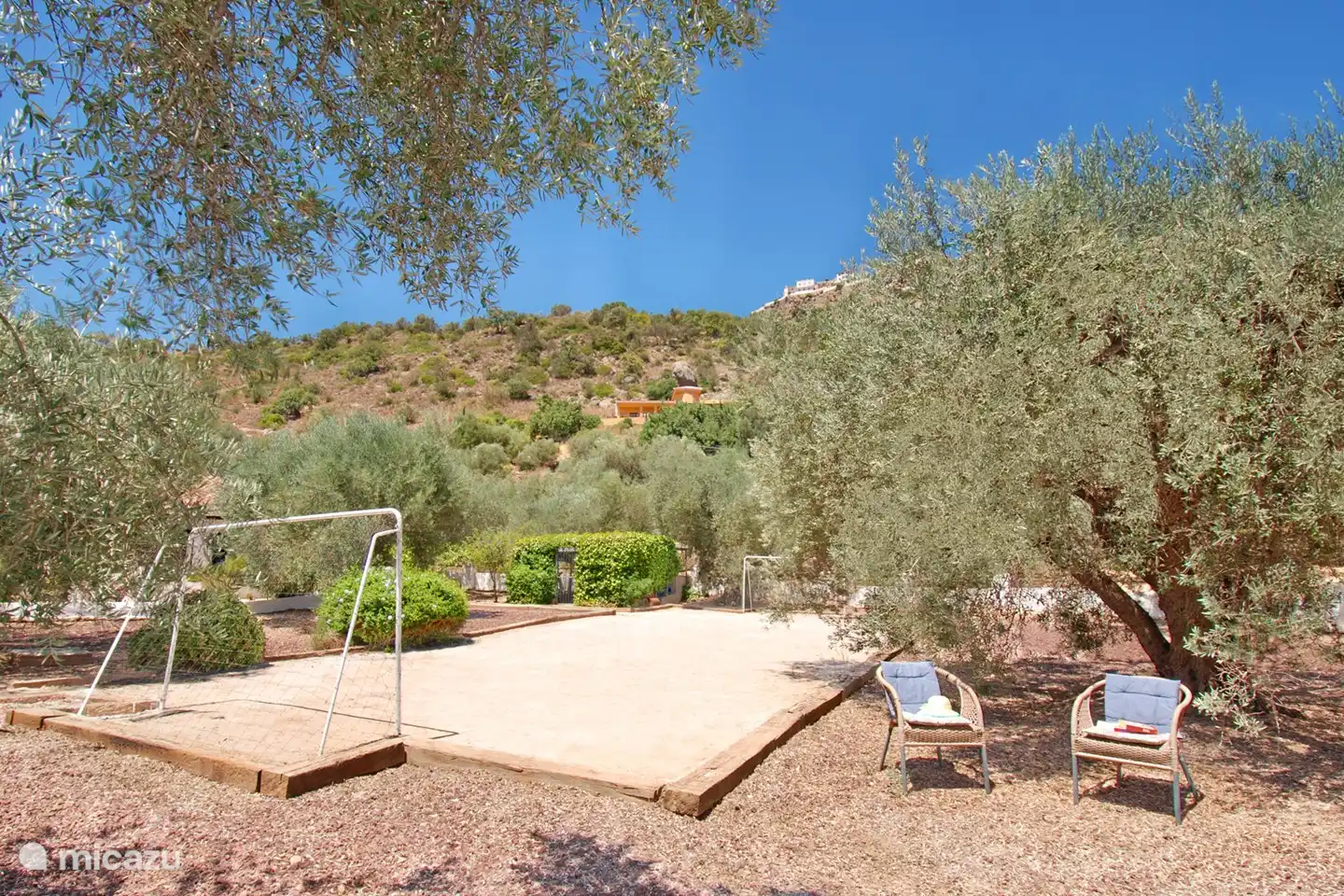 Wer hat Lust auf ein Fußballspiel? Oder werfen Sie lieber eine Kugel auf dem Jeux de Boule-Feld? Wie Sie sehen, haben wir auch an die Sportbegeisterten gedacht. Und für sie gibt es in Comares auch die größte Tirolina Spaniens mit 3 Klettersteigen und einem Segelparcours.
