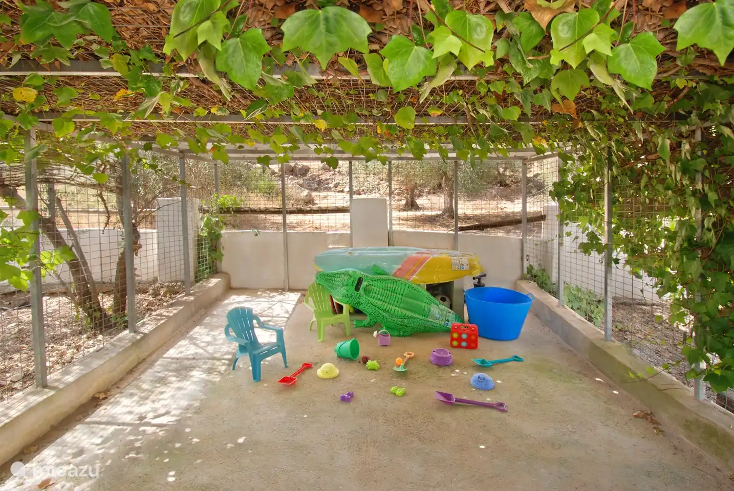 Und für die Kleinen gibt es eine schattige Spielecke, wo sie sich austoben können. KEINE Erwachsenen erlaubt, es sei denn, sie bringen ein Eis mit.