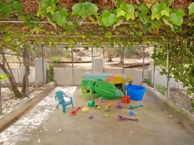 Casa The Lofties huren in Spanje, Costa del Sol, Comares - villa En voor de kleintjes is er een schaduwrijk speelhoekje waar ze zich kunnen amuseren. GEEN volwassenen toegelaten, tenzij...om een ijsje te brengen.