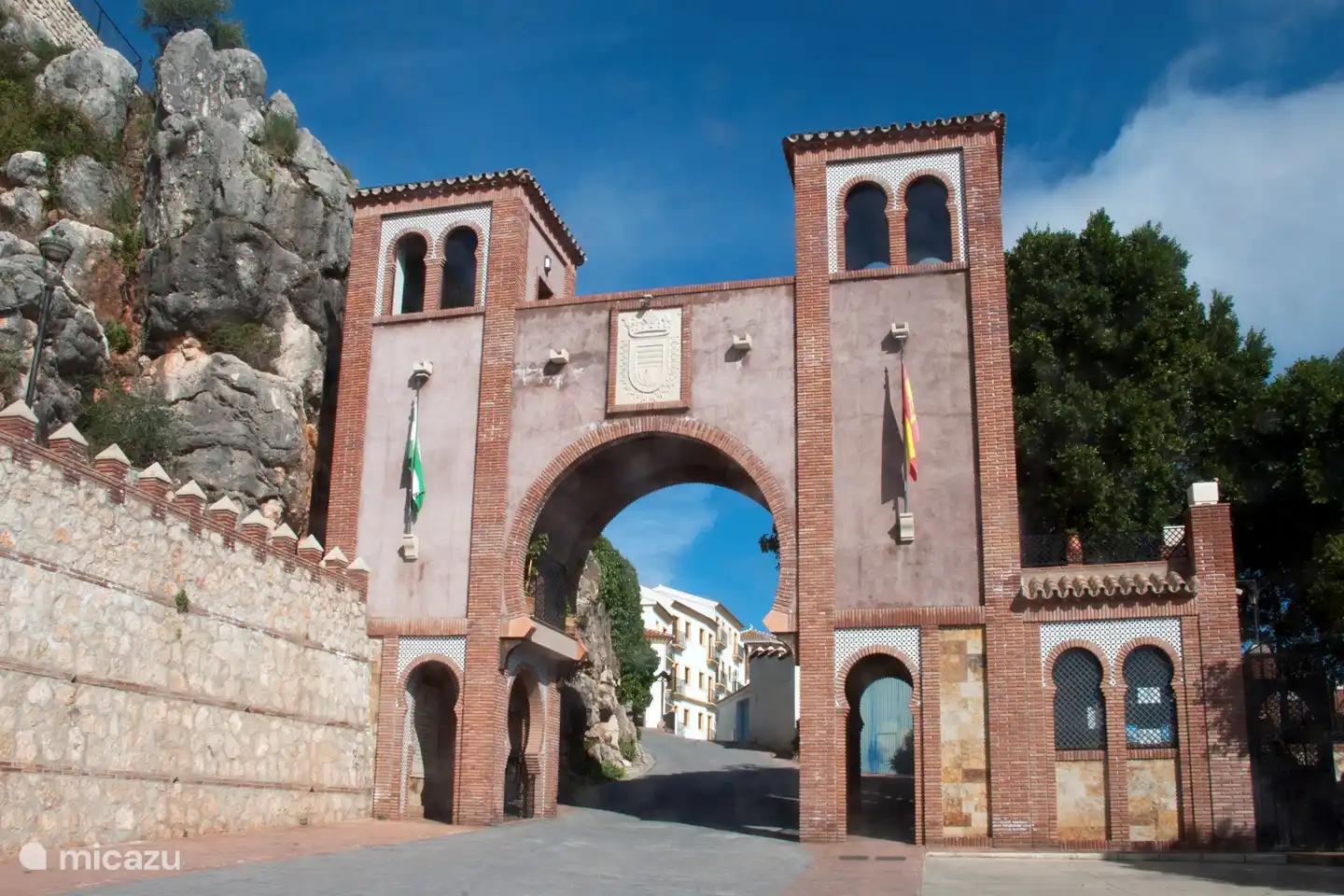 Dieses Eingangstor führt Sie zu einem der schönsten andalusischen Dörfer, Comares. Jeder, der das Dorf besucht, nimmt ein Stück Comares in sein Herz mit nach Hause. Entdecken Sie die maurische Geschichte und treffen Sie sanftmütige Einwohner, genießen Sie die köstliche südländische Küche in einer der typischen Bars.