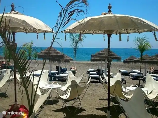 Casa The Lofties huren in Spanje, Costa del Sol, Comares - villa Torre del Mar. Eet krakend verse vis in één van de chiringuitos en daarna...een dutje op het strand.