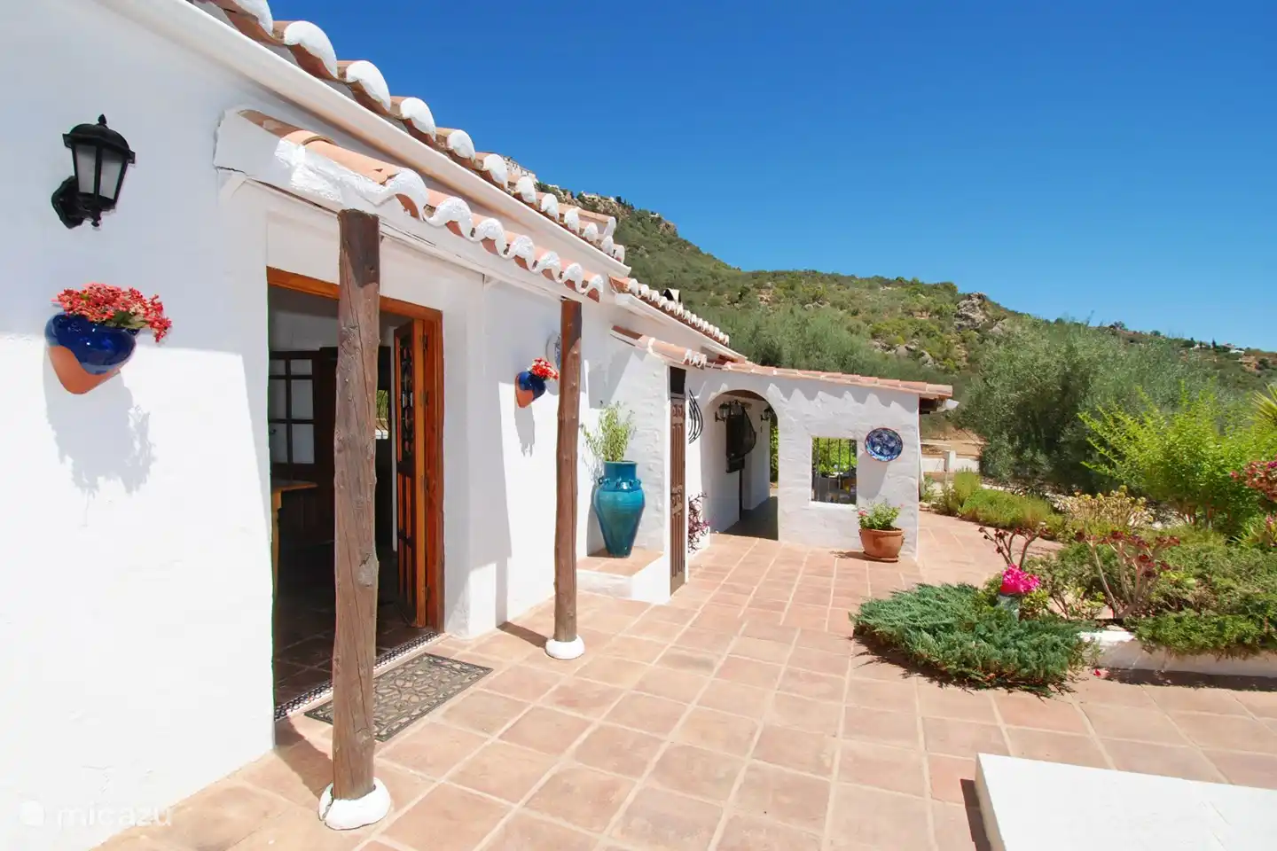 Das Lofties verfügt über eine sehr großzügige Terrasse mit Swimmingpool, Außendusche und überdachter Terrasse. Unsere Gäste haben auch einen sehr großen Garten mit Olivenbäumen und Blumen.