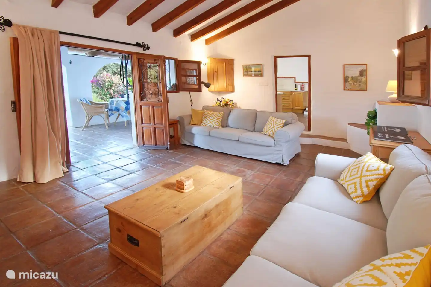 Die Terrasse hat drei verschiedene Eingangstüren zum Haus, von denen eine in die Lounge führt.