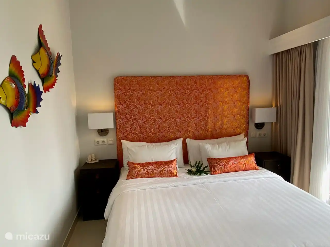 Schlafzimmer mit Kingsize-Bett und einem Safe für Ihre persönlichen Gegenstände.