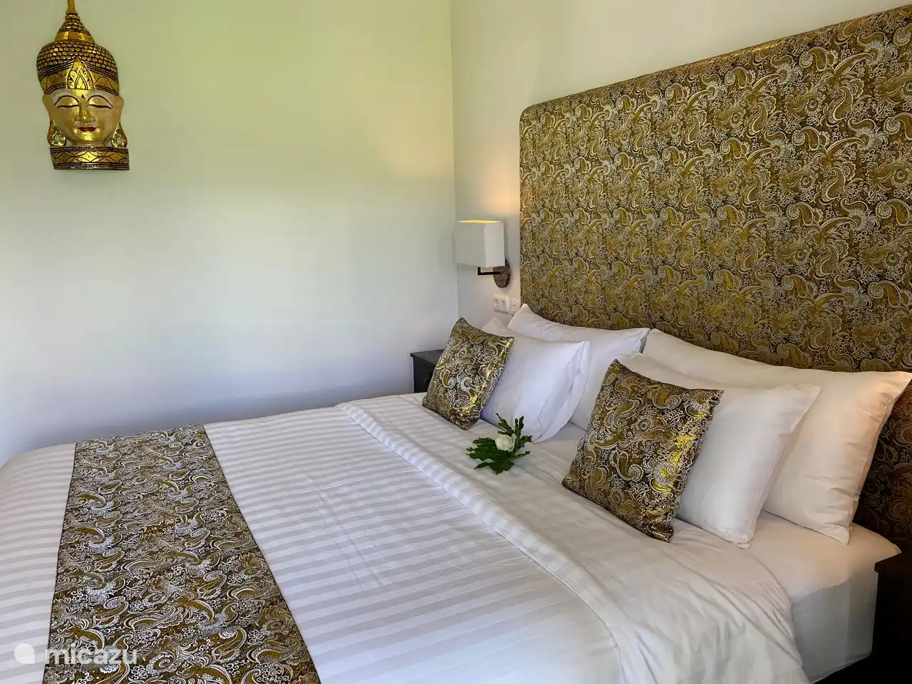 Schlafzimmer mit Kingsize-Bett und einem Safe für Ihre persönlichen Gegenstände. Dieses Zimmer mit französischen Türen befindet sich auf der Terrasse.