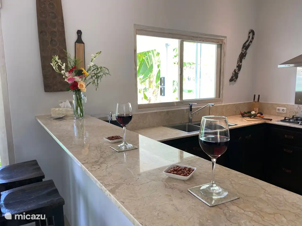 Die voll und westlich ausgestattete Küche mit Bar, wo Sie sitzen können, um alle Geheimnisse der balinesischen Küche zu lernen.