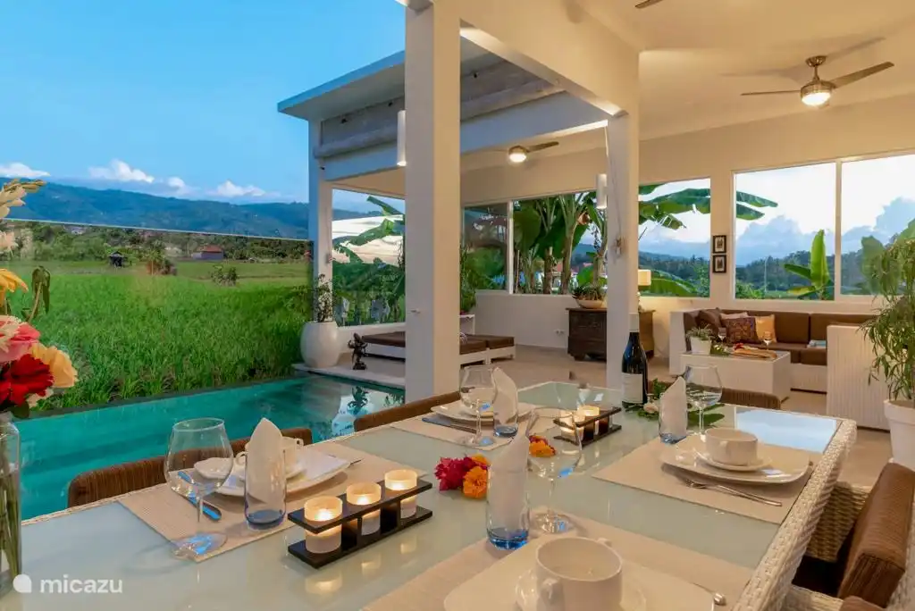 Auf Bali wohnt man draußen und die Terrasse ist dafür eingerichtet und dekoriert.