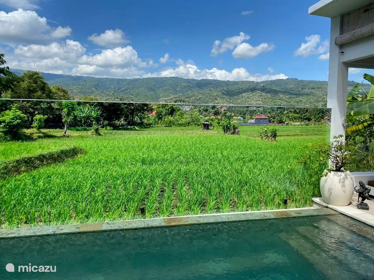 Swimmingpool mit Privatsphäre und Sicherheit, aber immer noch mit Aussicht.