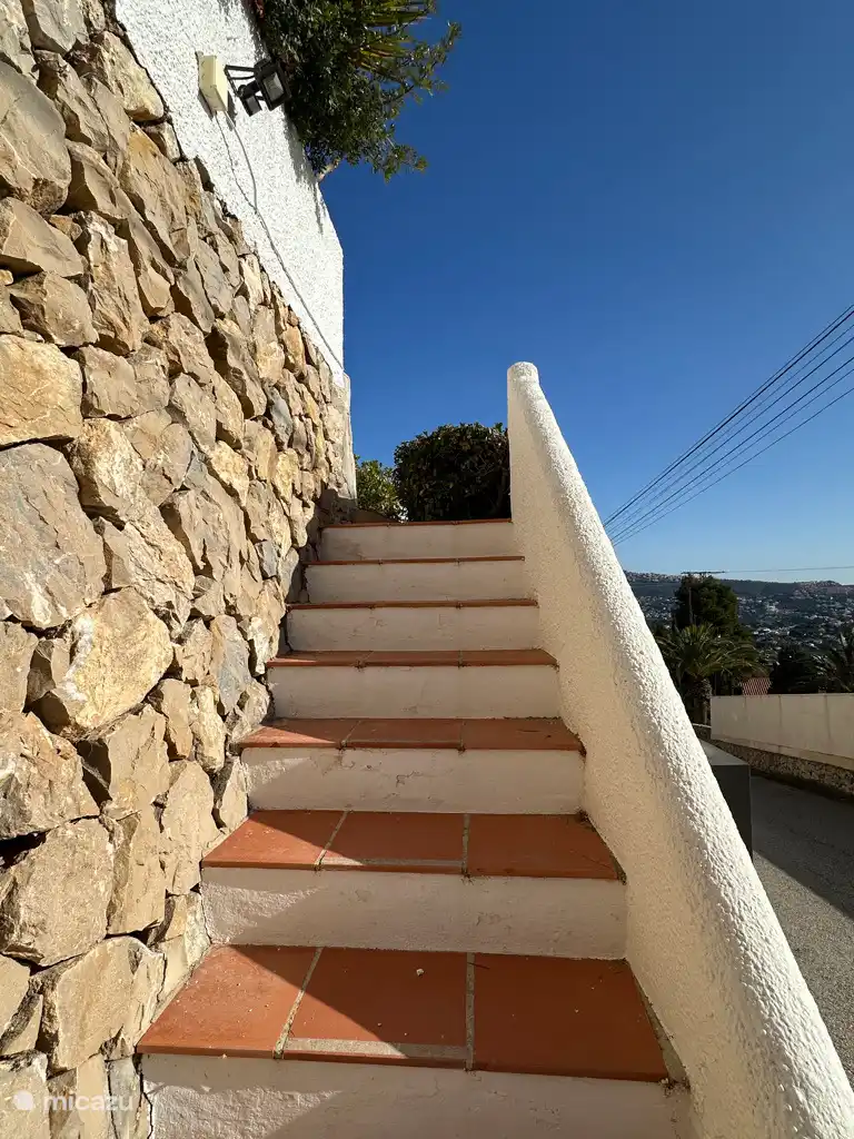 La Casita Blanca Hermano - escaleras hacia la casa