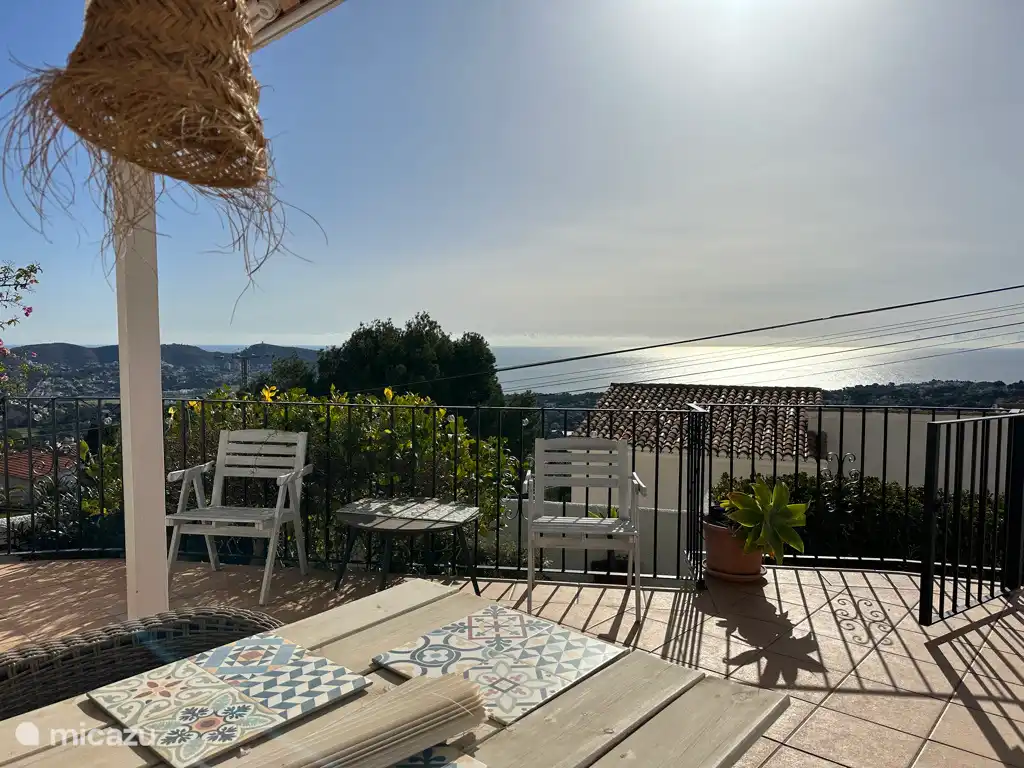 La Casita Blanca Hermano - terraza matutina, con vistas al mar