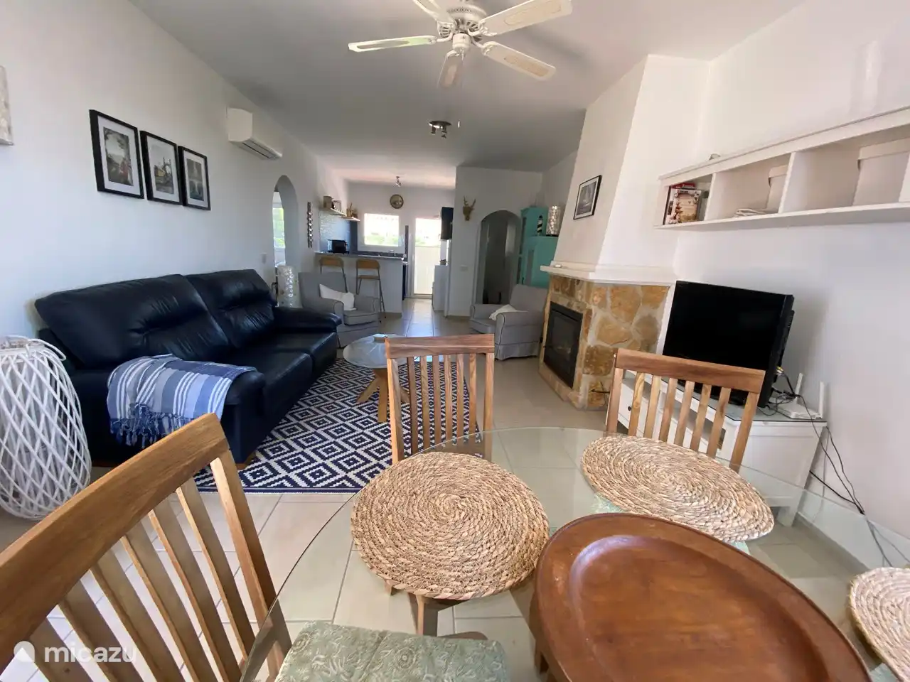 La Casita Blanca Hermano - living room