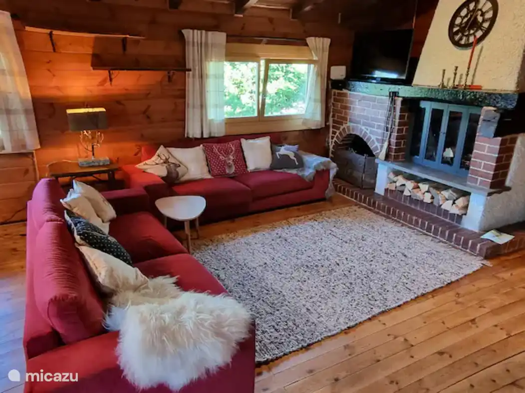 Es ist wunderbar, am Kamin zu sitzen. Da ist ein Fernseher.