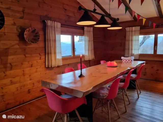 Casa Mottarone | Italie, Piémont, Armeno - cabane en bois / lodge la table à manger avec une belle vue