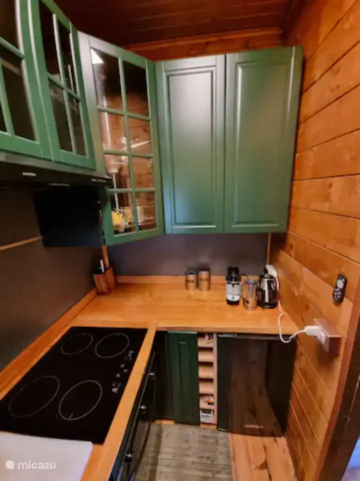 Die Küche ist klein, aber fein. Es verfügt über einen Geschirrspüler, Nespresso, einen Backofen und einen Kühlschrank.