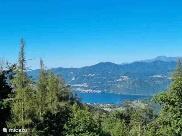 Casa Mottarone | Italie, Piémont, Armeno - cabane en bois / lodge Lac d'Orta pendant la journée. Vous pouvez voir toutes sortes de lumières la nuit