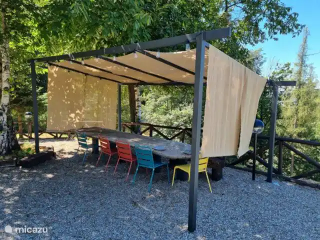 Casa Mottarone | Italie, Piémont, Armeno - cabane en bois / lodge Vous pouvez manger à 12 personnes à cette table, toujours à l'ombre