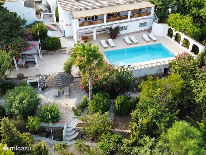 Casa vacacional España, Costa Blanca, Benissa Villa La Bahía, piscina climatizada y vista al mar.