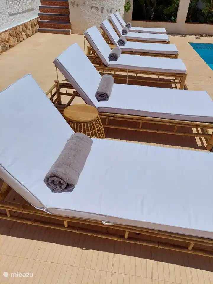 Bambus-Sonnenliegen am Pool