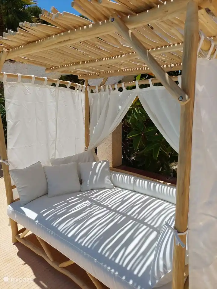 Schöne Liege am Pool