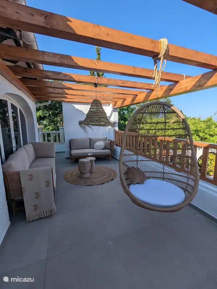 Terrasse/Balkon von 15 Metern Länge mit 3 Sitzbereichen