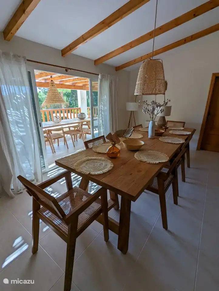 Gemütliches Essen drinnen oder draußen an diesen langen Esstischen, an denen Sie mit 8-10 Personen sitzen können