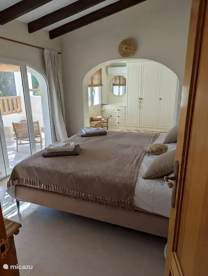 Hauptschlafzimmer mit extra langem und breitem Bett. Viel Stauraum und herrlicher Meerblick