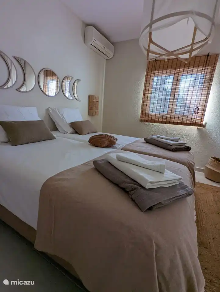 Zimmer 2 mit luxuriösen Boxspringbetten