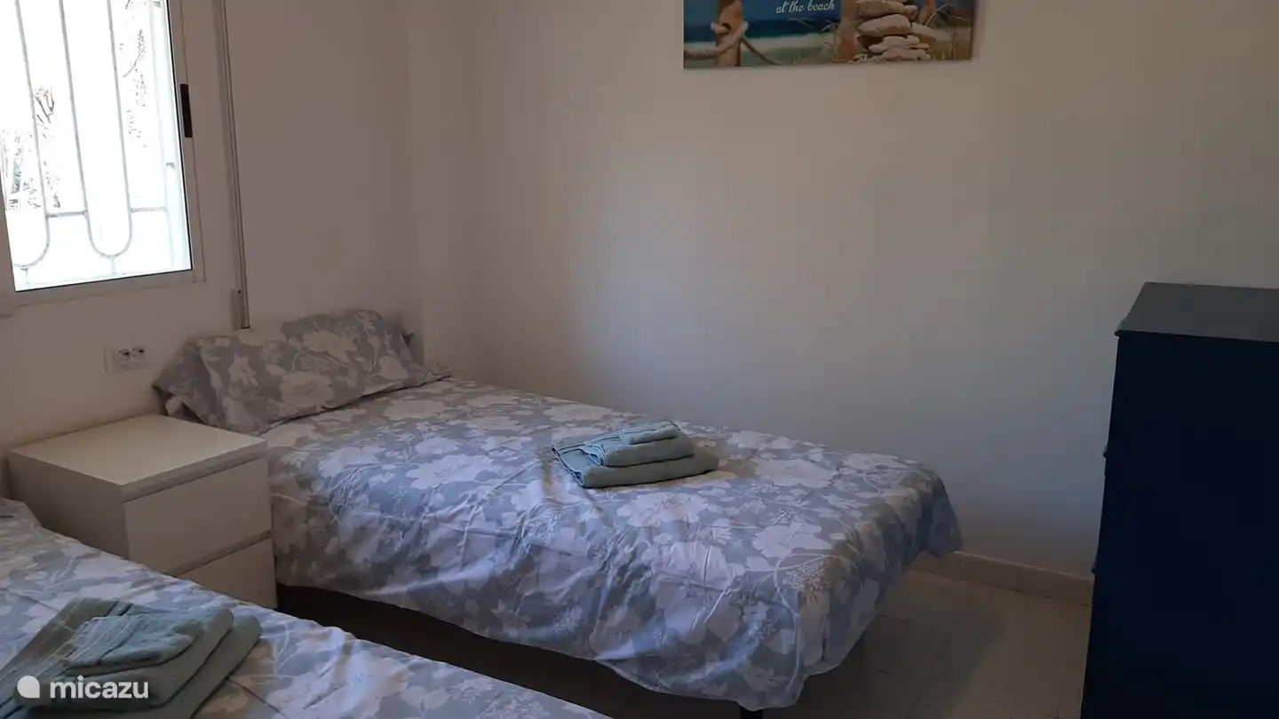 Bedroom with 2 single beds and wardrobe